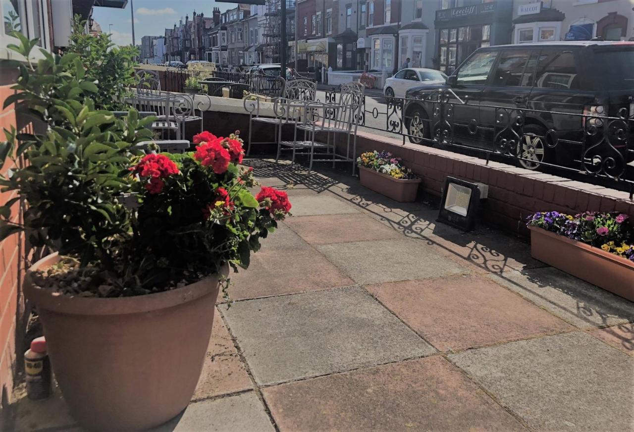 Ultimate Family Guest House Blackpool Bagian luar foto